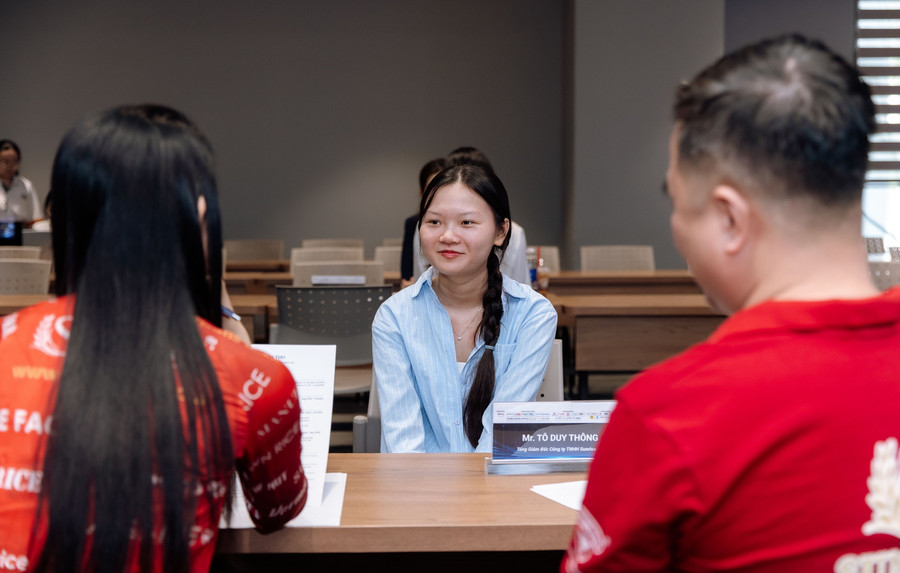 Sinh viên Đại học Kinh tế TPHCM được doanh nghiệp phỏng vấn tuyển dụng tại trường. Ảnh: Lê Nam