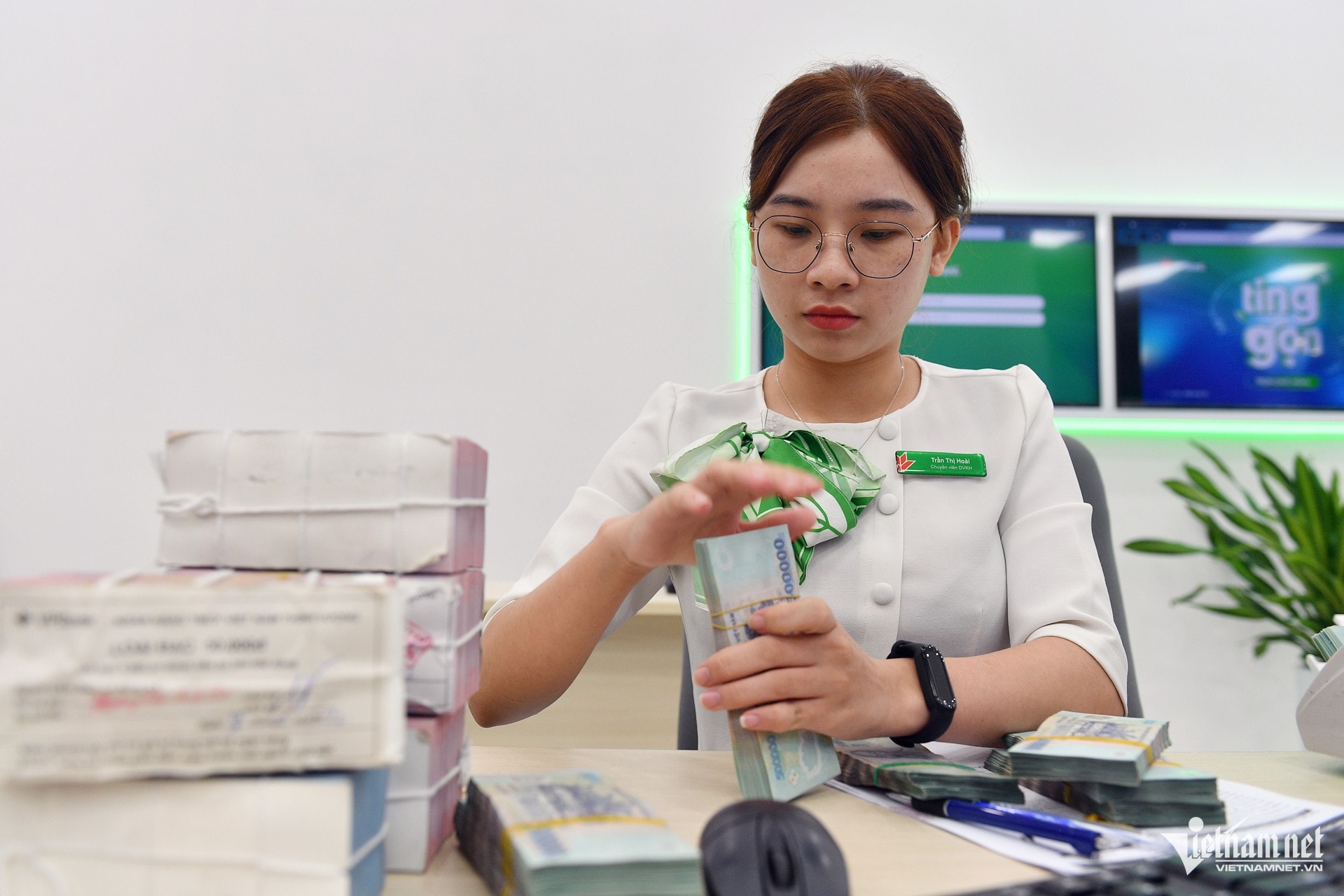 Khách hàng giao dịch tại ngân hàng trong bối cảnh lãi suất tăng mạnh cuối năm 2025