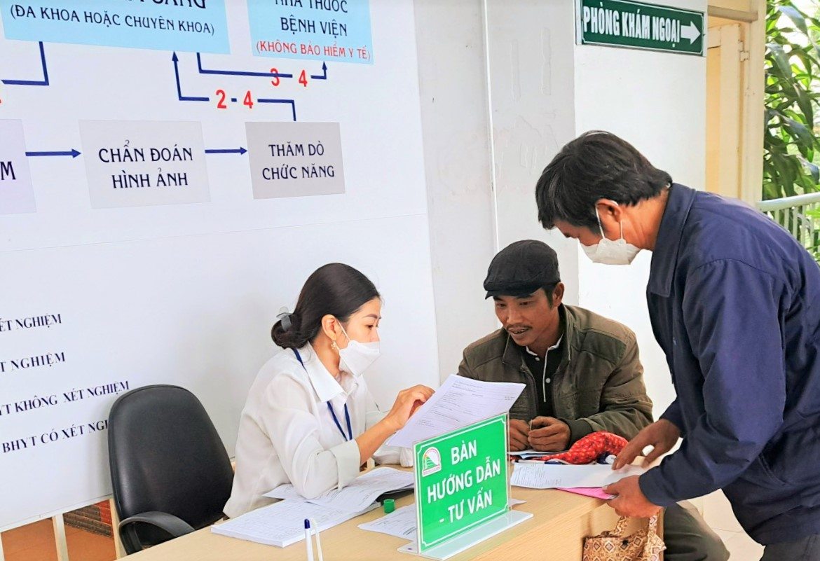 Kê đơn thuốc dài hạn và bỏ các thủ tục rườm rà sẽ tạo điều kiện thuận lợi cho người dân đến khám, chữa bệnh tại các cơ sở y tế. Ảnh: Phúc Khánh