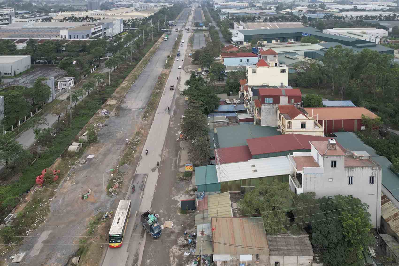 Dự án mở rộng Quốc lộ 6 triển khai đứt đoạn do vướng mặt bằng. Ảnh: Sóng Hữu