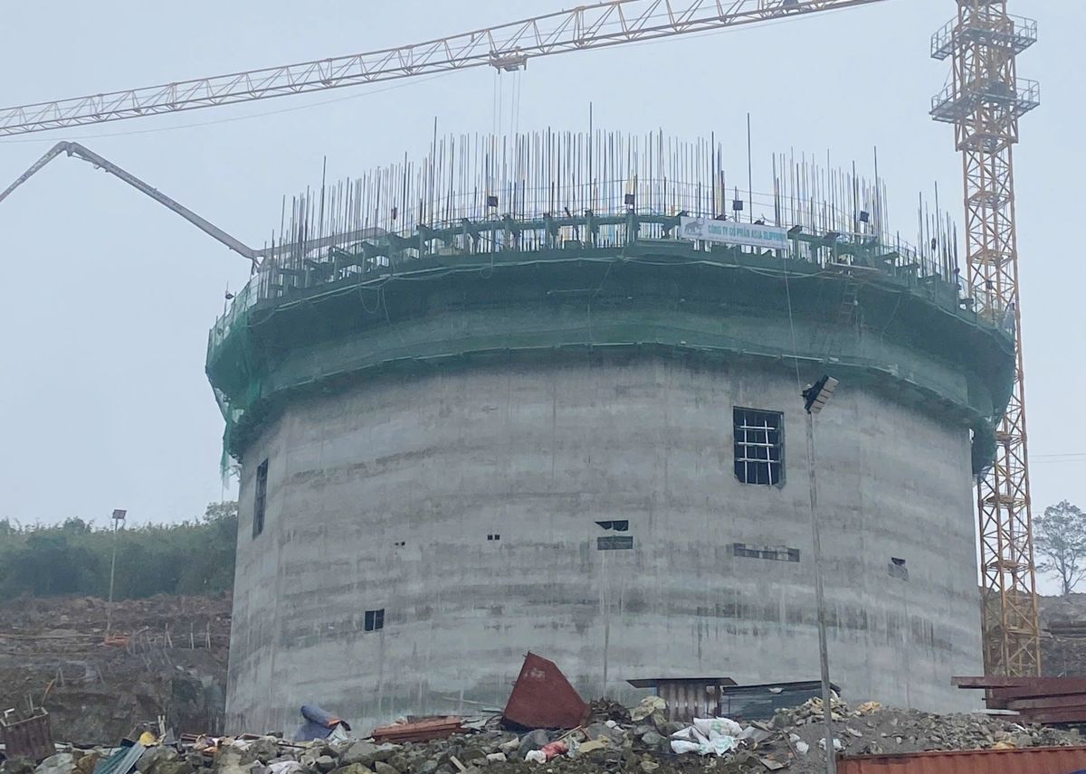 Theo thiết kế, khối đế có chiều hàng chục mét, sau khi hoàn thiện sẽ là nơi đặt tượng Phật cao nhất thế giới. Ảnh: Minh Hoàng