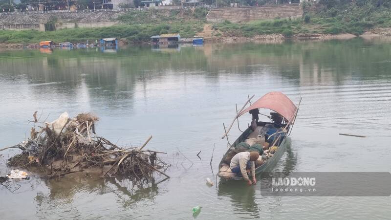 Sinh kế dân làng chài gặp khó mỗi khi sông Lô bước vào mùa nước cạn. Ảnh: Việt Bắc