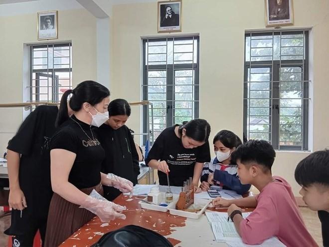 Bên cạnh giáo viên, nhân viên trường học như kế toán, văn thư, y tế... góp phần duy trì hoạt động dạy và học, dù công việc lặng lẽ nhưng đầy áp lực. Ảnh: Minh Châu