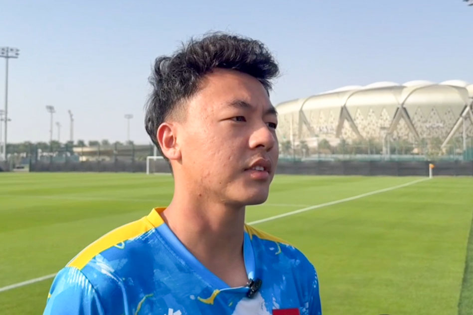 Thái Sơn trả lời phỏng vấn trong buổi tập ngày 7.1 của U23 Việt Nam. Ảnh: VFF