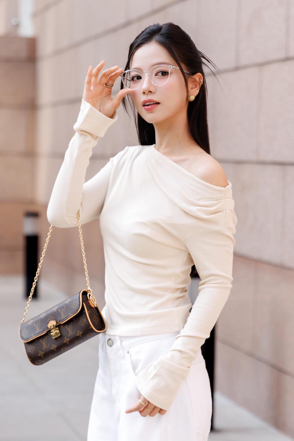 Diễn viên Hạ Anh dùng túi Pochette Camille 43 triệu đồng. Ảnh: Nhân vật cung cấp.