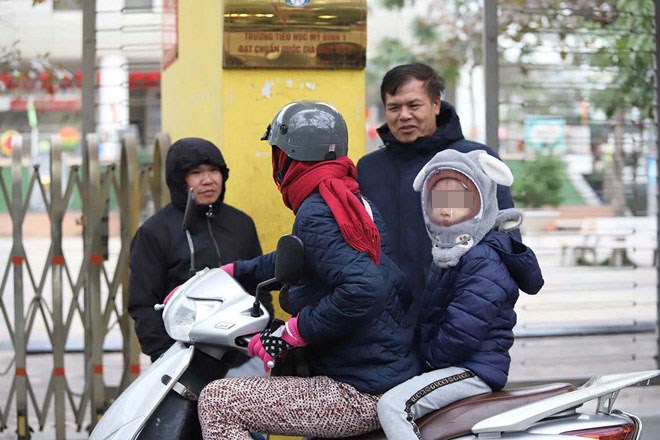 Hà Nội rét đậm, nhiều trường tiểu học lùi giờ vào lớp