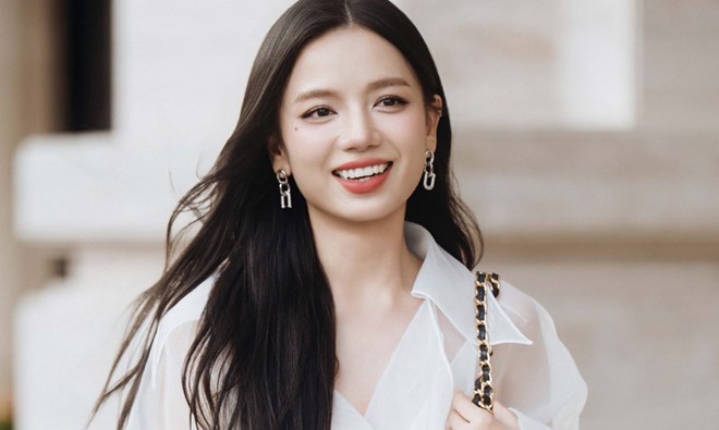 Hạ Anh "Mưa đỏ" sở hữu mẫu túi hàng hiệu kinh điển của Chanel