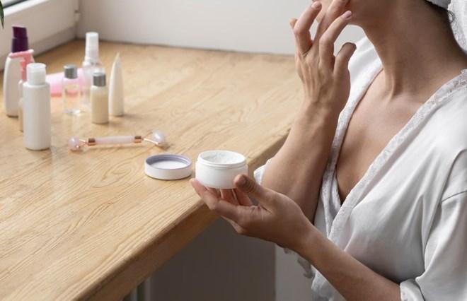 Mẹo dưỡng da mùa đông, tránh tắm nước nóng lâu, dưỡng ẩm đúng cách