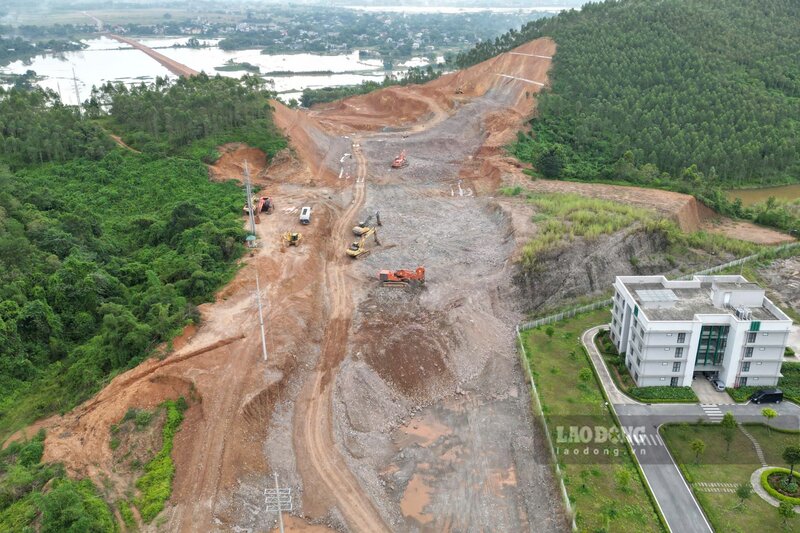 Toàn cảnh tuyến nhánh đường liên vùng nối khu công nghiệp Cẩm Khê. Ảnh: Tô Công.