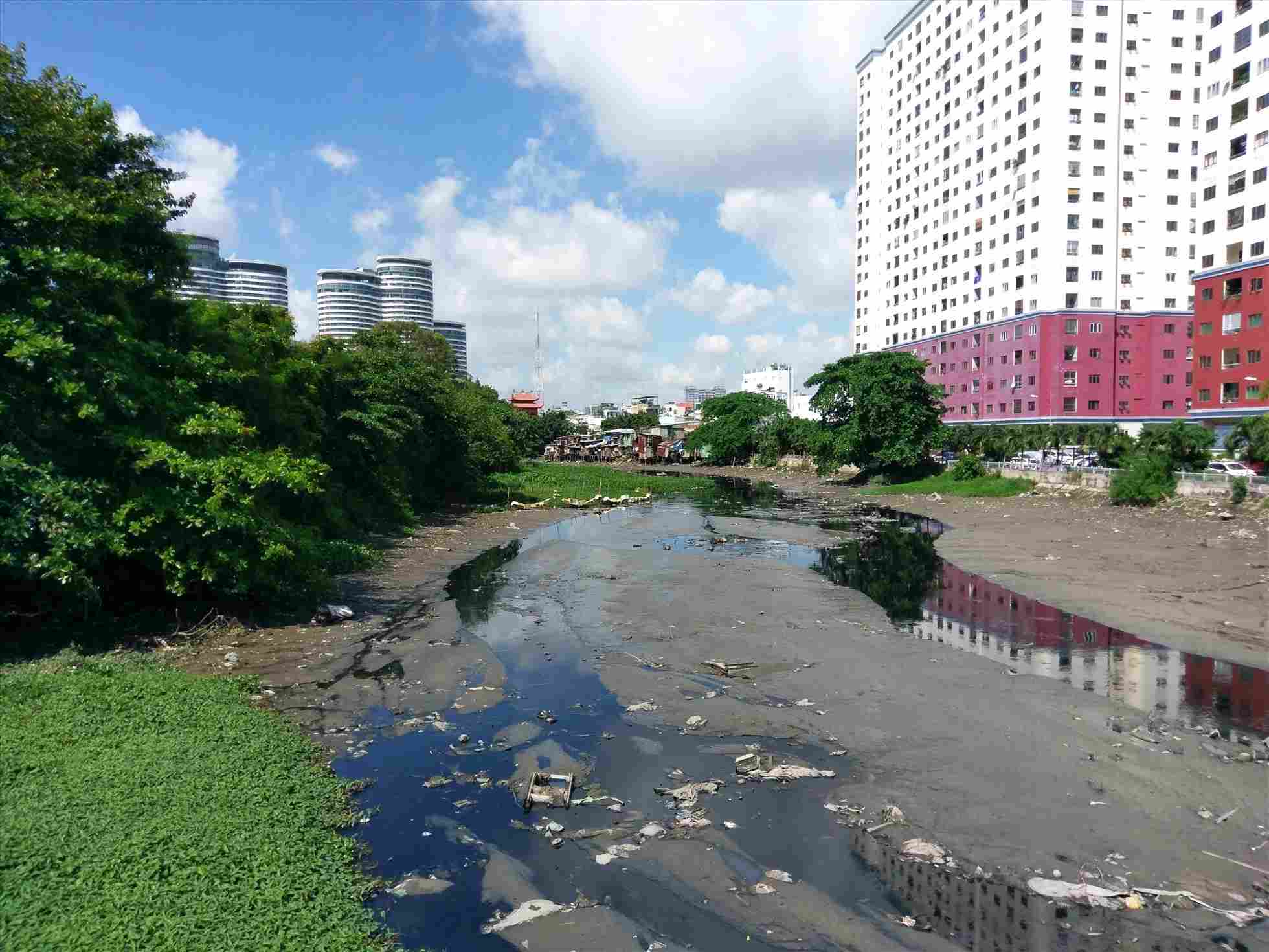 Rạch Văn Thánh bị bồi lắng, ô nhiễm.  Ảnh: Minh Quân