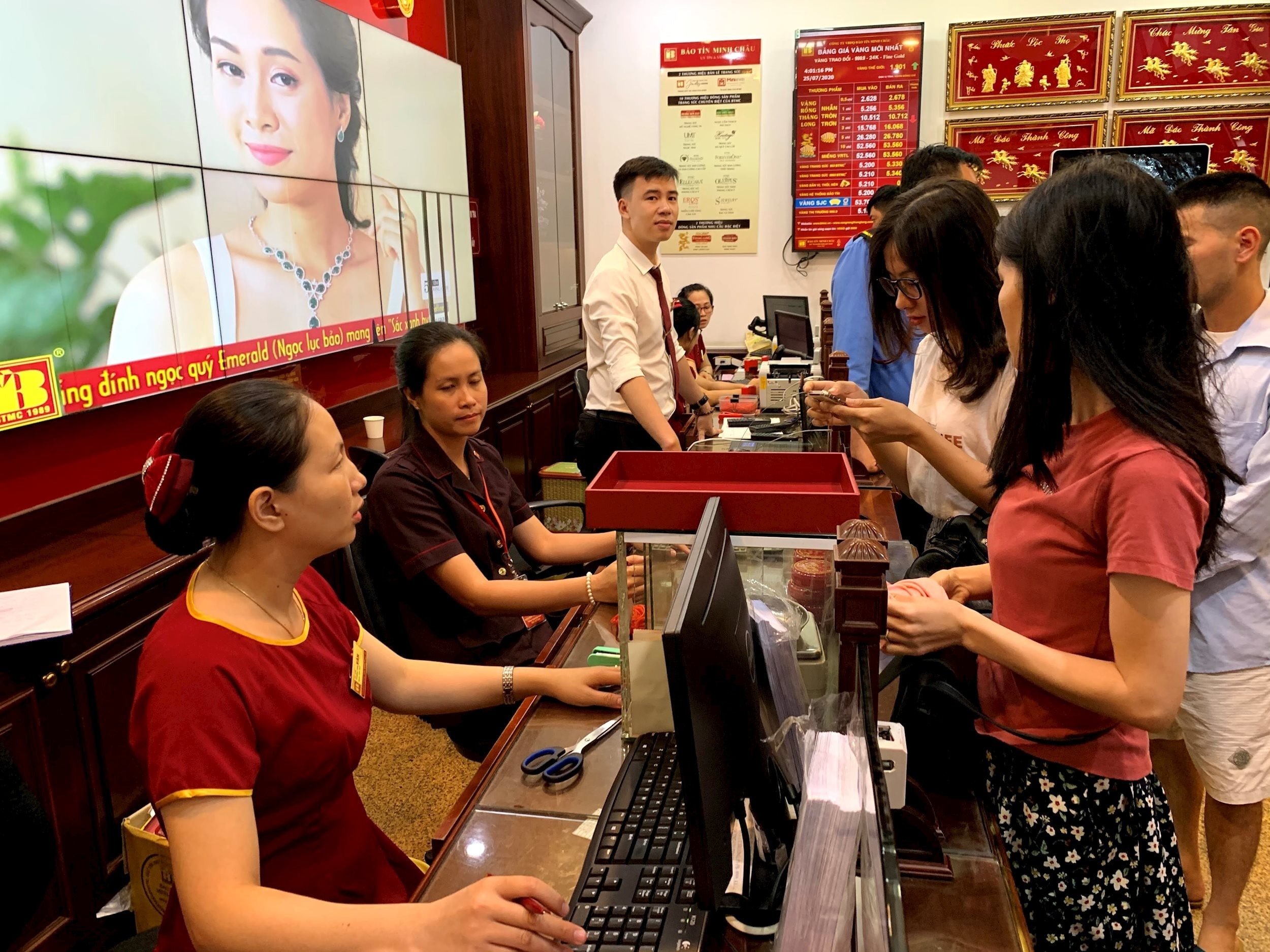 Giá vàng hôm nay 12 1 2026 Từ vàng miếng, vàng nhẫn trong nước và vàng thế giới