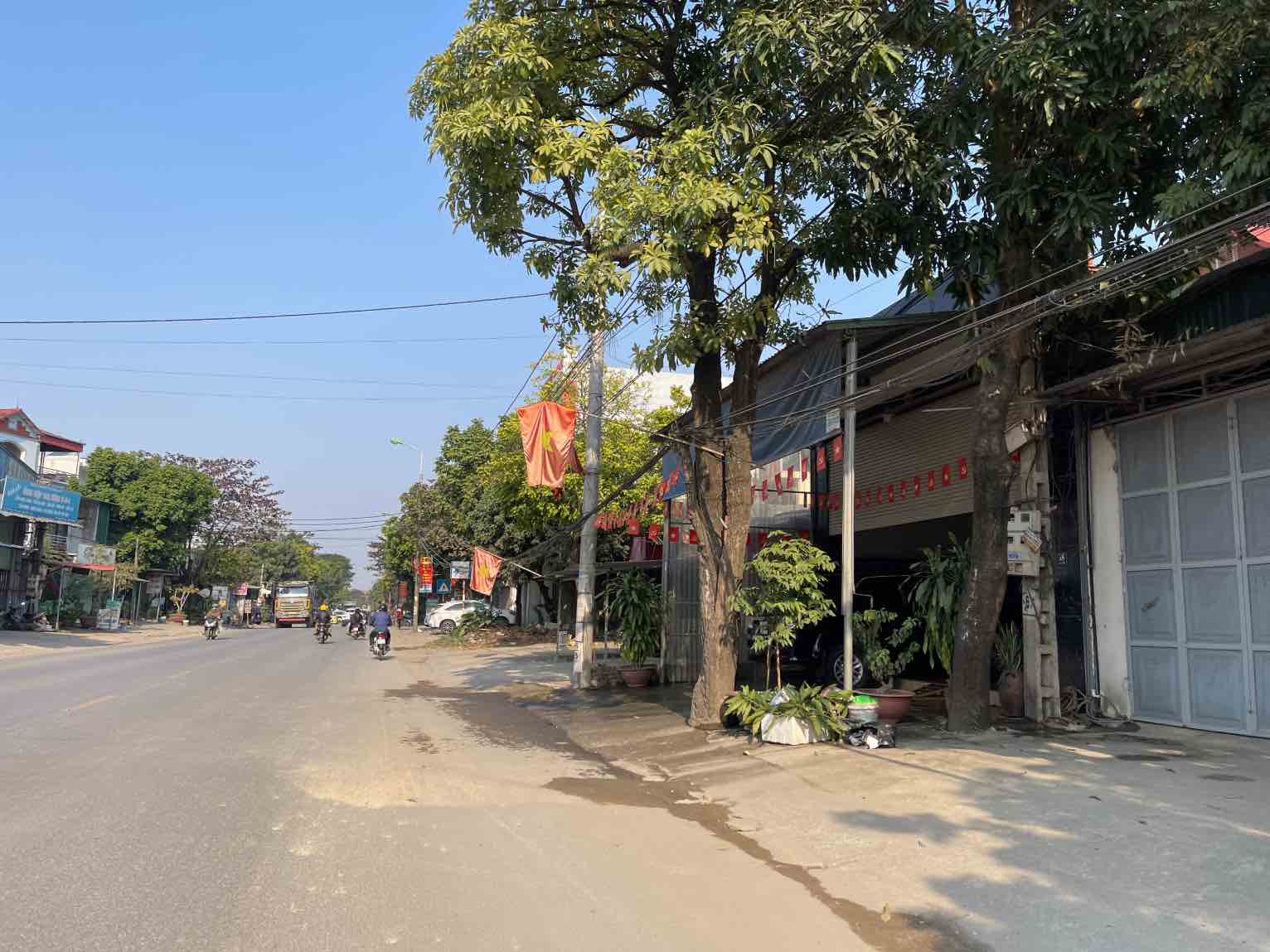 Đoạn đường gần khu vực đường vào đền Sóc chưa được giải phóng mặt bằng để triển khai dự án. Ảnh: Khánh An