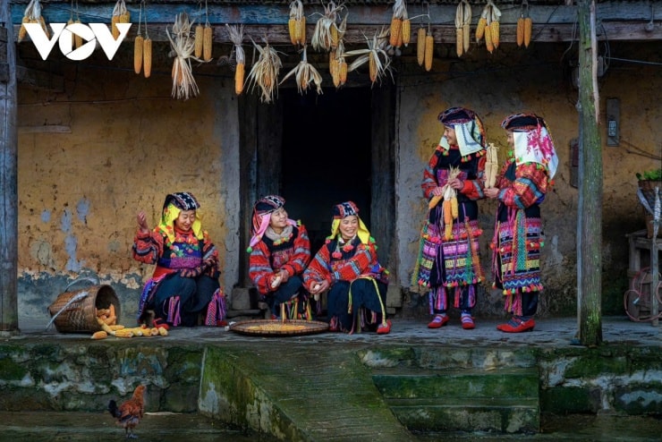 Những ngôi nhà trình tường cổ kính tại bản Lô Lô Chải và Lao Xa.