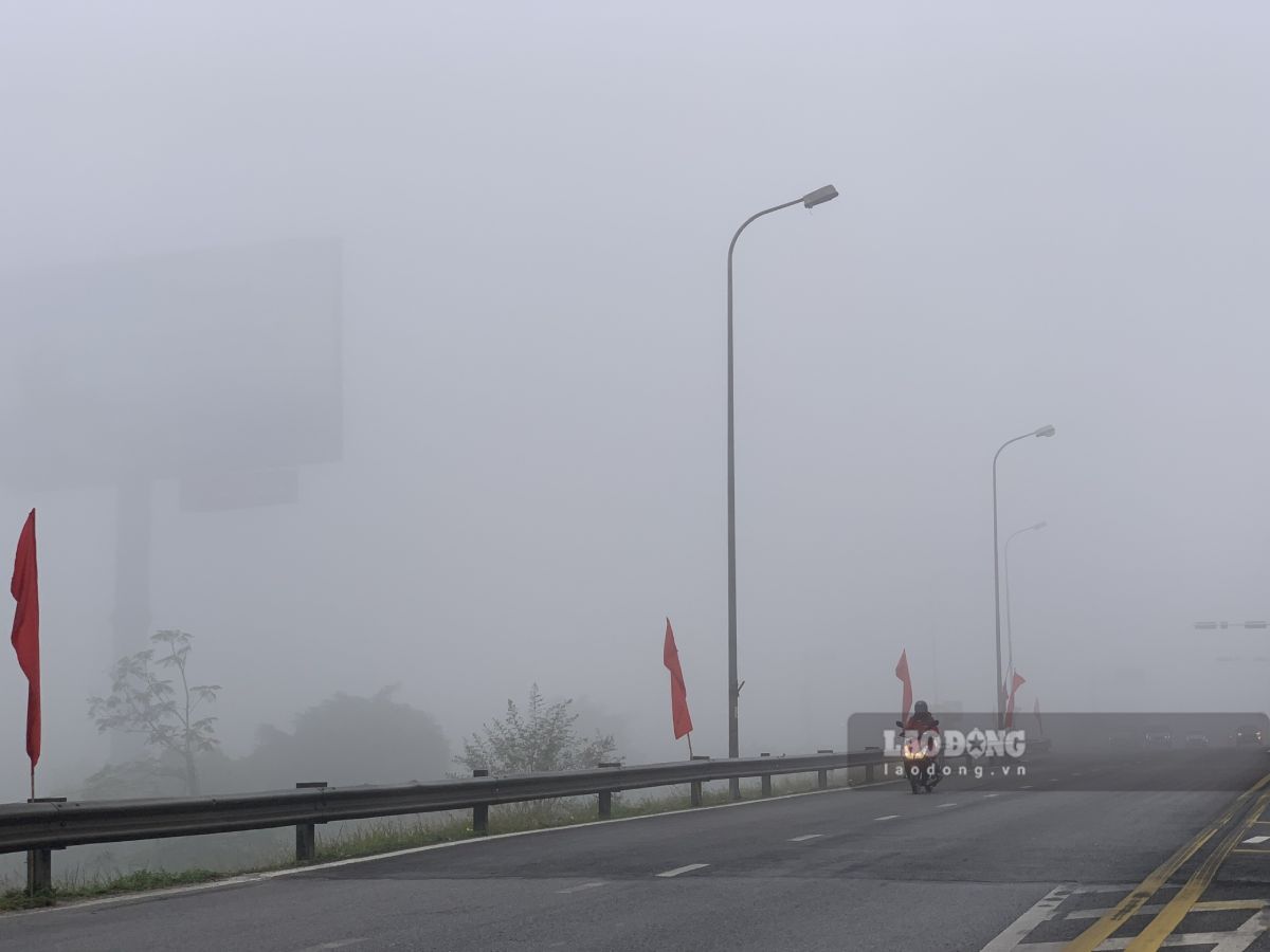 Người dân bật đèn xe để di chuyển được an toàn. Ảnh: Hà Vi