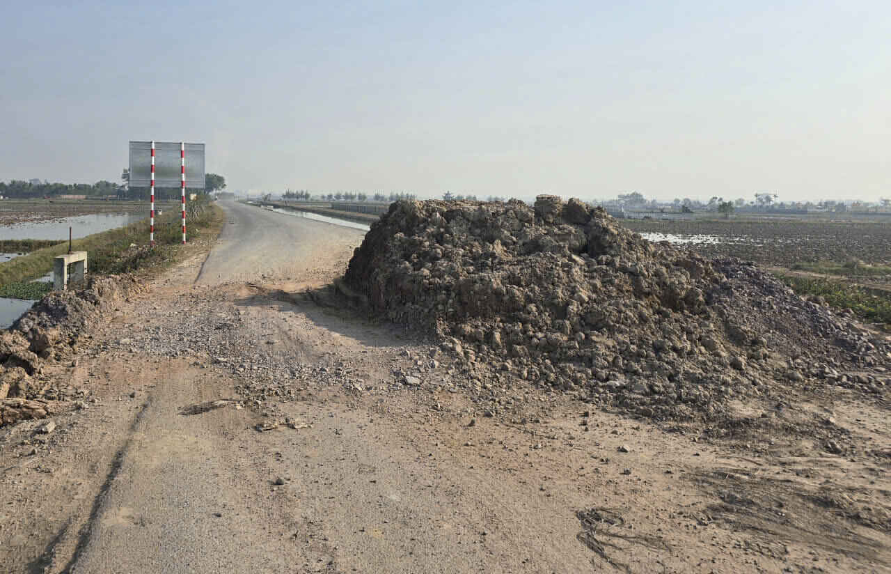 Người dân tự ý bới đất ra để lấy lỗi đi. Ảnh: Diệu Anh