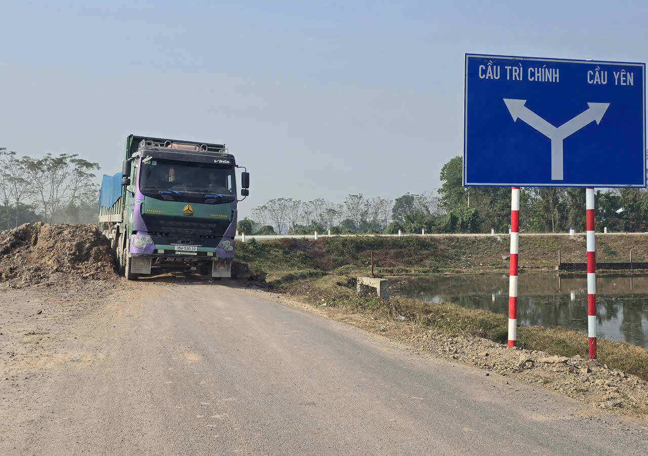 Bất chấp nguy hiểm, nhiều phương tiện vẫn trèo qua đống đất để lưu thông. Ảnh: Diệu Anh