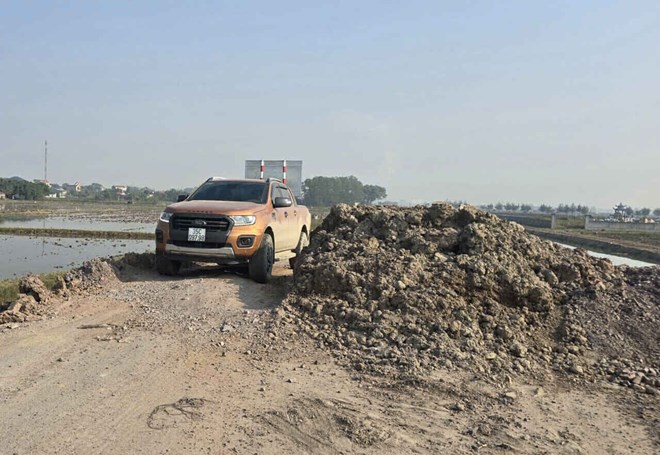 Nhà thầu đổ đất chặn đường tỉnh lộ, tiềm ẩn nguy cơ tai nạn giao thông