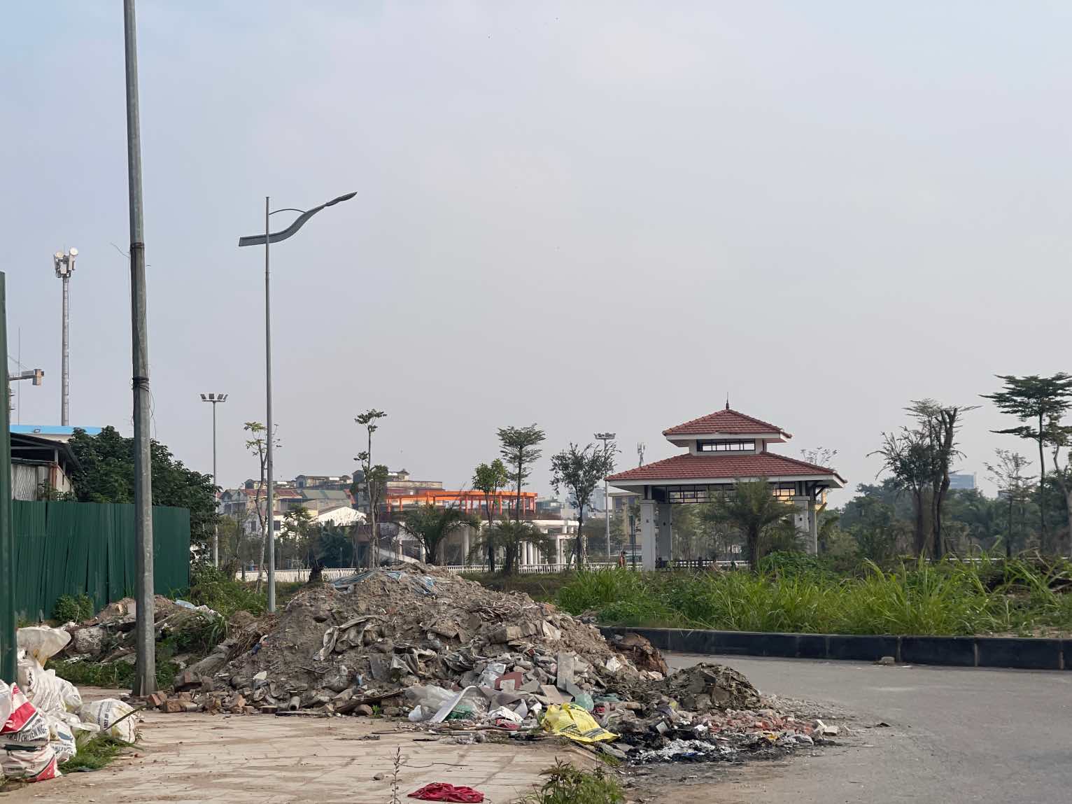 Lối đi quanh công viên hiện vẫn ngập rác, dự kiến sẽ được dọn dẹp trong ngày mai 13.1. Ảnh: Khánh An