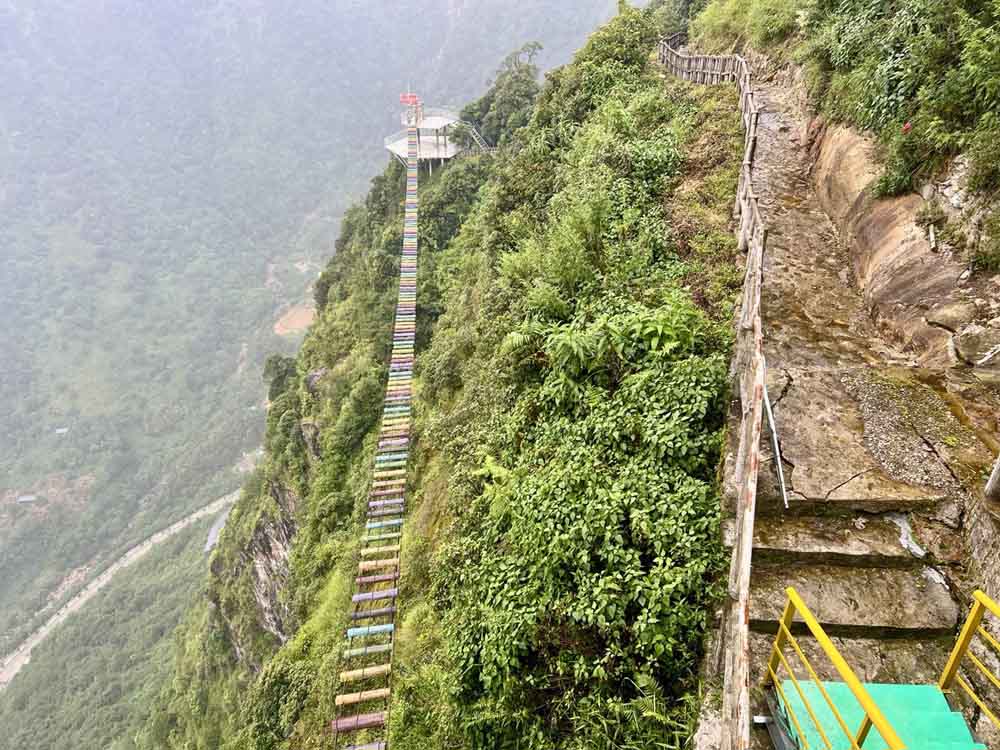 Có nhiều trò chơi mạo hiểm trong khu du lịch để thử thách lòng dũng cảm của du khách.