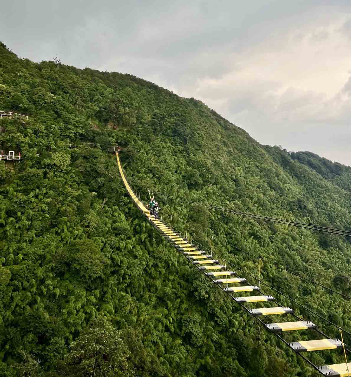 Du khách trải nghiệm đi cầu độc mộc.