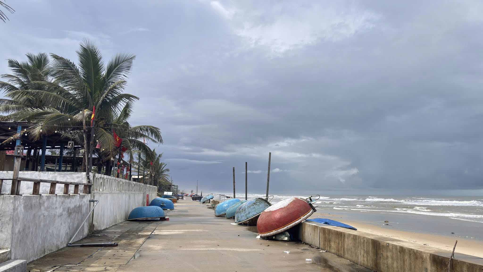Những chiếc thúng nan được úp ngược để nghỉ ngơi.