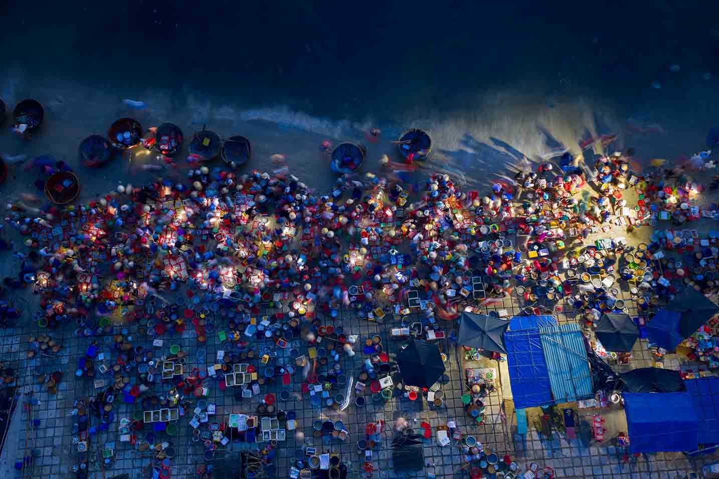 Nhịp sống ngư dân bắt đầu từ bóng đêm.