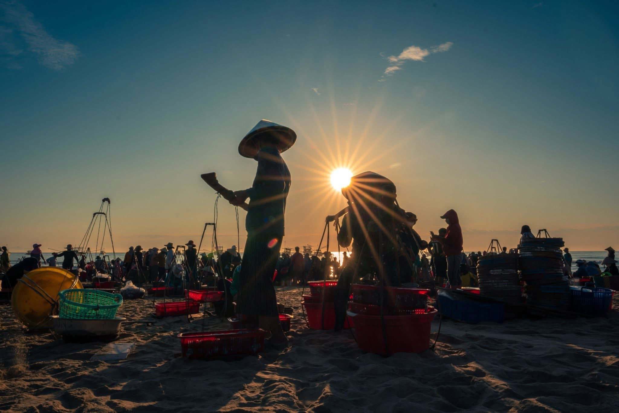 Phiên chợ cá tấp nập ngay trên bãi biển trước hừng đông.