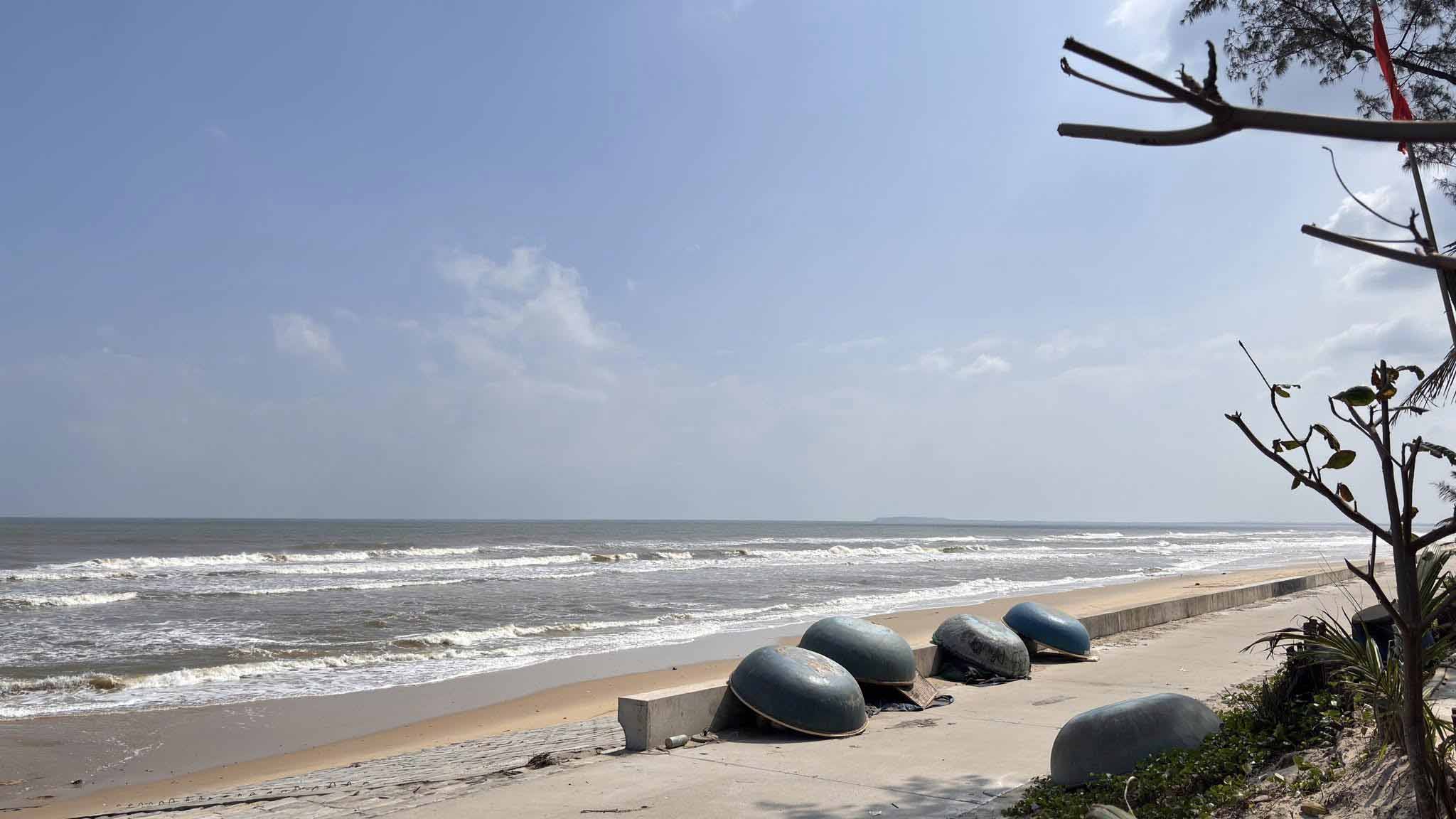 Bãi biển Tam Tiến thật yên bình vào buổi chiều.