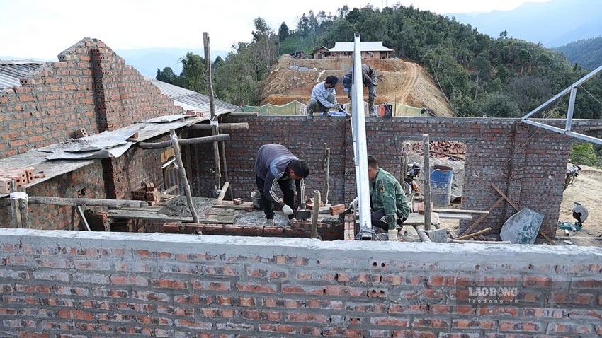 Các hộ dân khẩn trương dựng nhà tại khu tái định cư Sán Trá, nỗ lực hoàn thành trước mùa mưa.