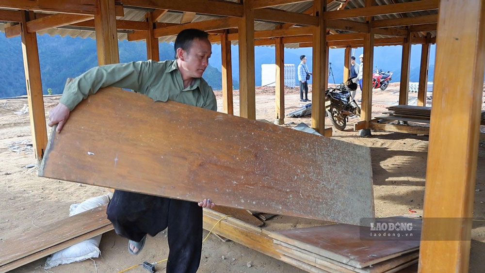 Ông Thào A Báo (thôn Sán Trá) bên ngôi nhà vừa dựng tại khu tái định cư. Từ nơi ở cũ thường xuyên đối mặt với nguy cơ sạt lở, nay gia đình ông đã yên tâm an cư trên vùng đất an toàn hơn.