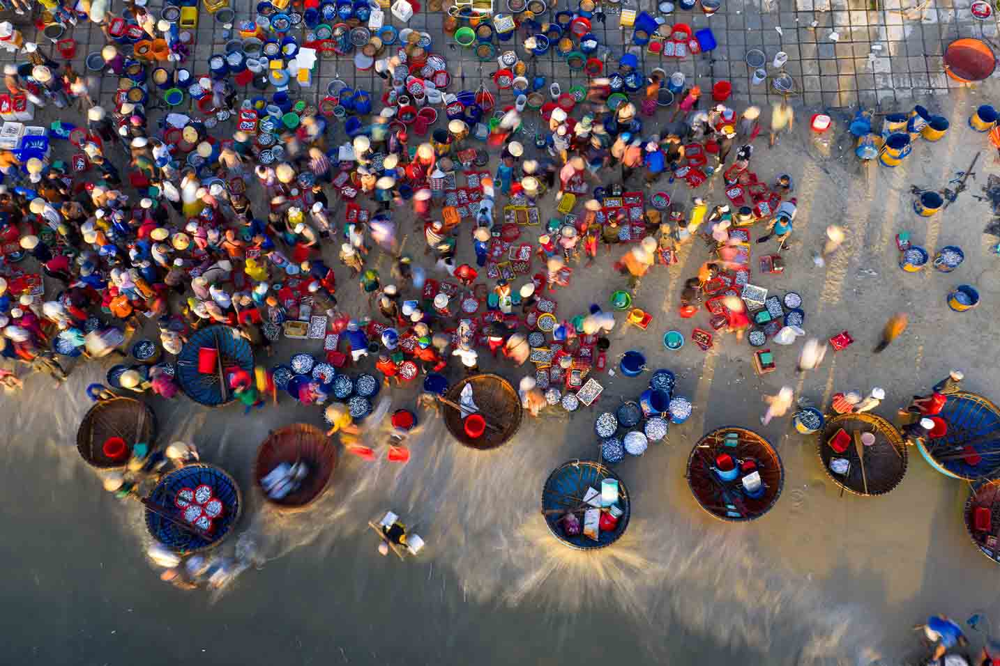 Phiên chợ cá tấp nập ngay trên bãi biển trước hừng đông.