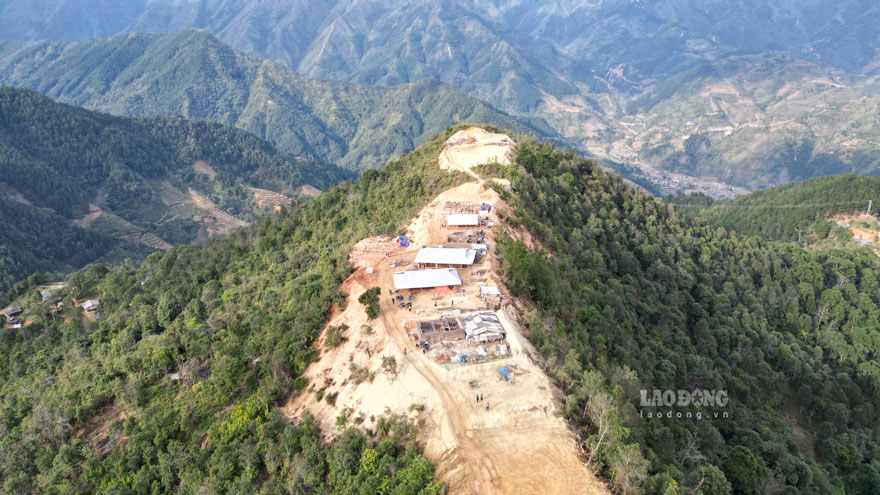 Khu tái định cư mới thôn Sán Trá - nơi 18 hộ dân đang khẩn trương dựng nhà được quy hoạch tại nơi cao ráo, an toàn.