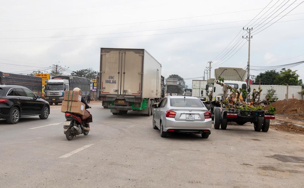 Tình hình giao thông qua nút giao quốc lộ 9 - cao tốc Bắc - Nam rối loạn do nhiều phương tiện đậu đỗ lộn xộn. Ảnh: Hưng Thơ