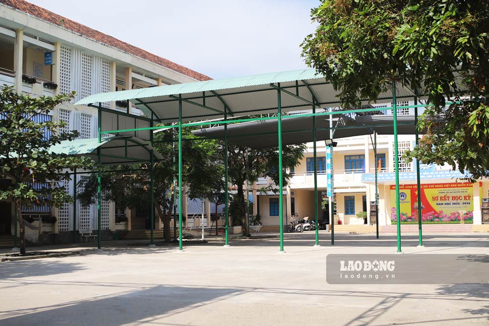 Mái che được Ban đại diện phụ huynh tài trợ cho nhà trường. Ảnh: Hoài Phương