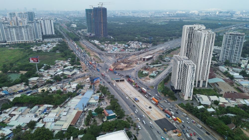 Toàn cảnh công trường nút giao An Phú nhộn nhịp thi công những ngày cận Tết Bính Ngọ 2026. Ảnh: Anh Tú