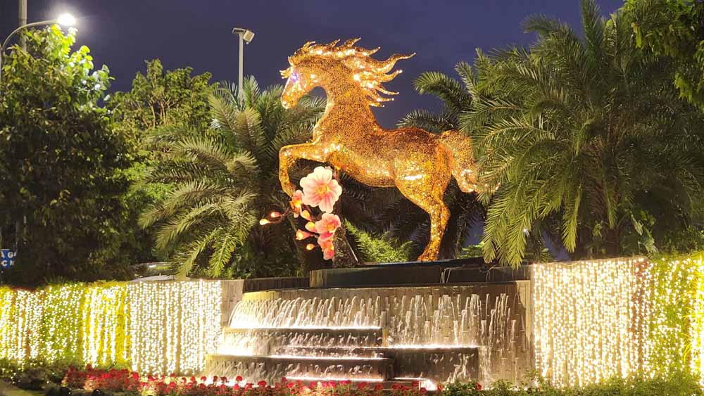 Chú ngựa vàng cao 5m lung linh dưới ánh đèn. Ảnh: Đinh Văn Tâm