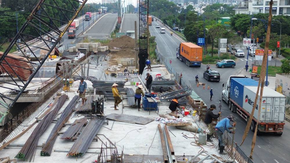 Song song với hầm chui, các nhánh cầu vượt cũng đang được đẩy nhanh tiến độ thi công. Ảnh: Anh Tú