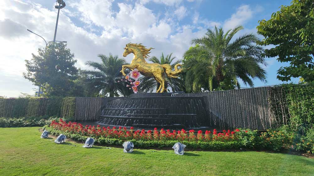 Linh vật ngựa vàng ở sân bay Đà Nẵng.