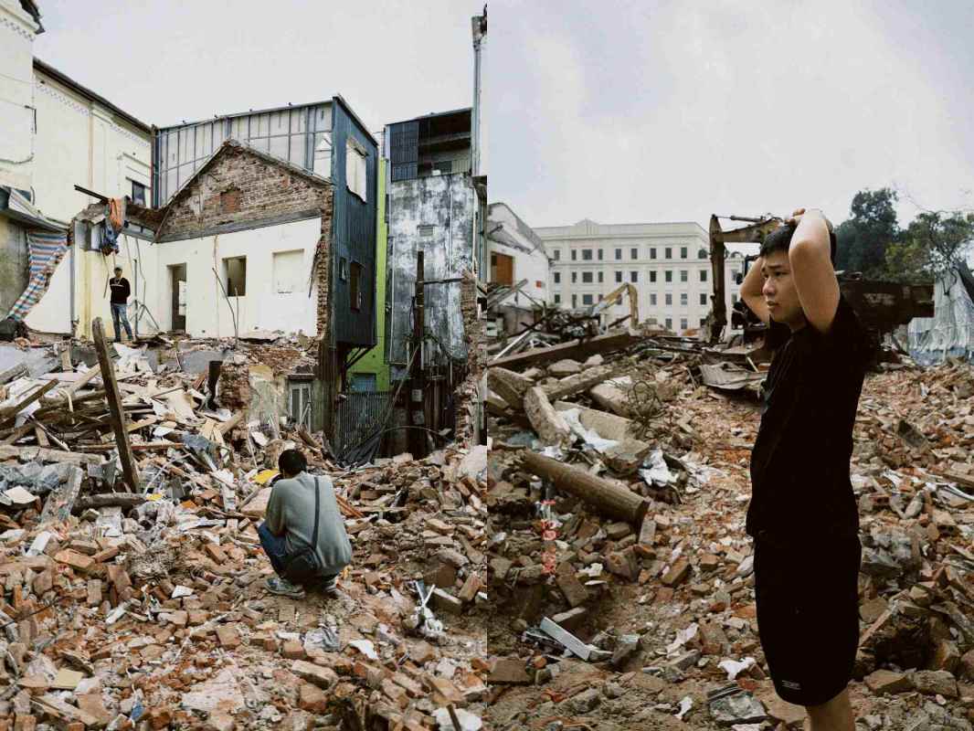 Anh Thành và gia đình thẫn thờ, tiếc nuối khi thấy quán phở gắn liền với ký ức nhiều chục năm không còn nữa. Ảnh: Nhân vật cung cấp