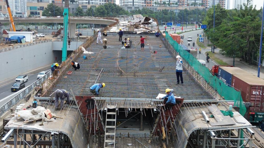 Các kỹ sư, công nhân nỗ lực thi công “đội nắng, thắng mưa” để sớm đưa công trình về đích.