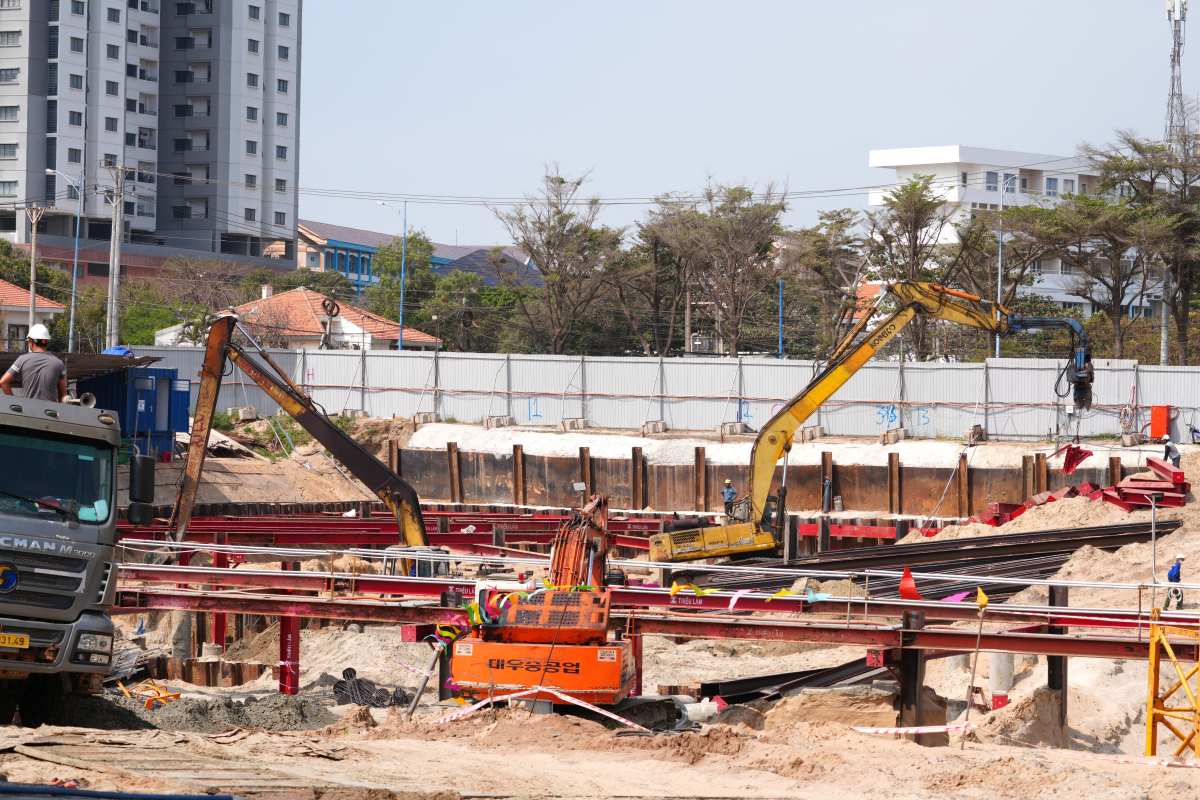 Hối hả thi công tại những dự án du lịch, nghỉ dưỡng lớn ven biển. Có dự án thi công xuyên suốt ngày nghỉ, cuối tuần để đảm bảo tiến độ. Ảnh: Thành An