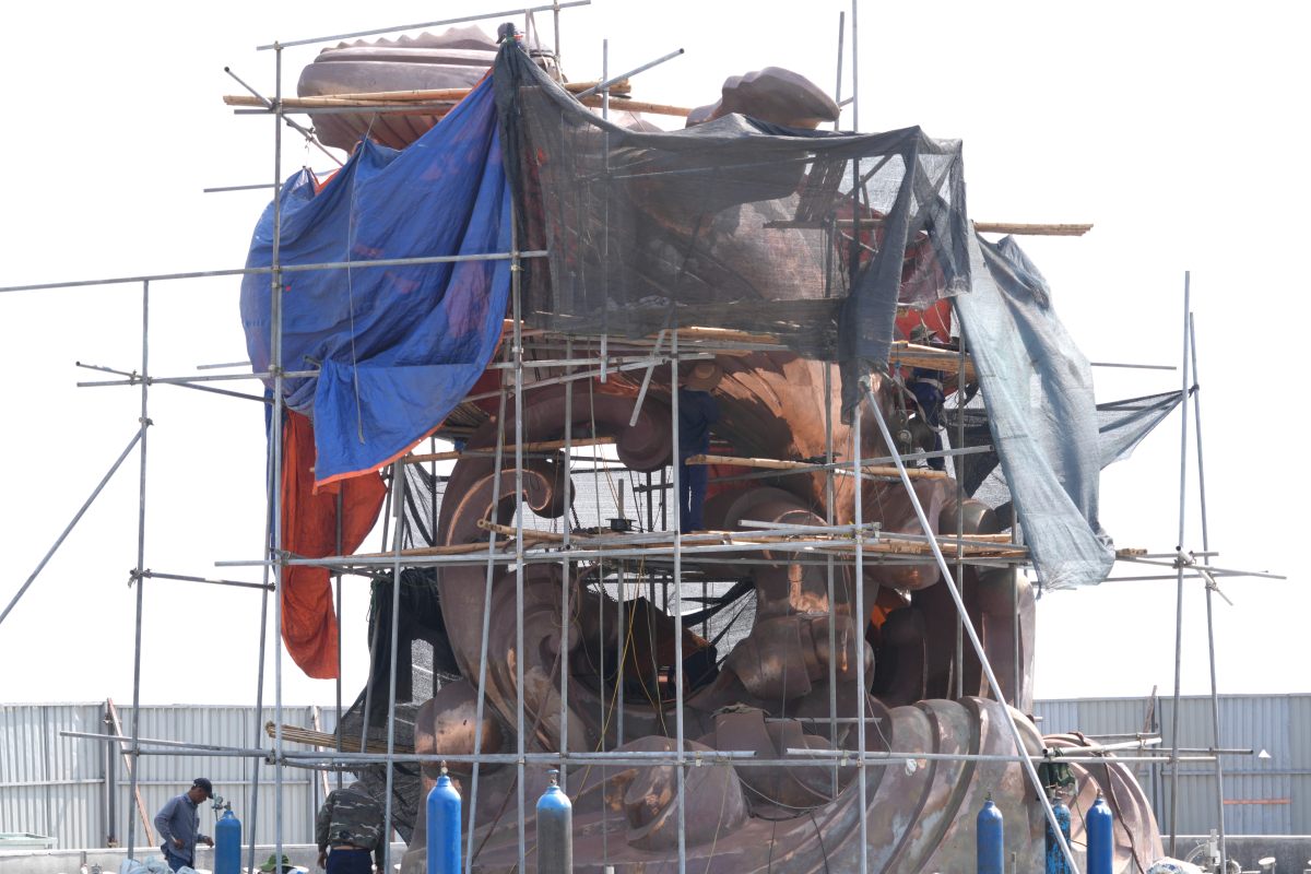 Công nhân đang hối hả hoàn thiện công trình biểu tượng Cá Ông tại Vũng Tàu. Ảnh: Thành An