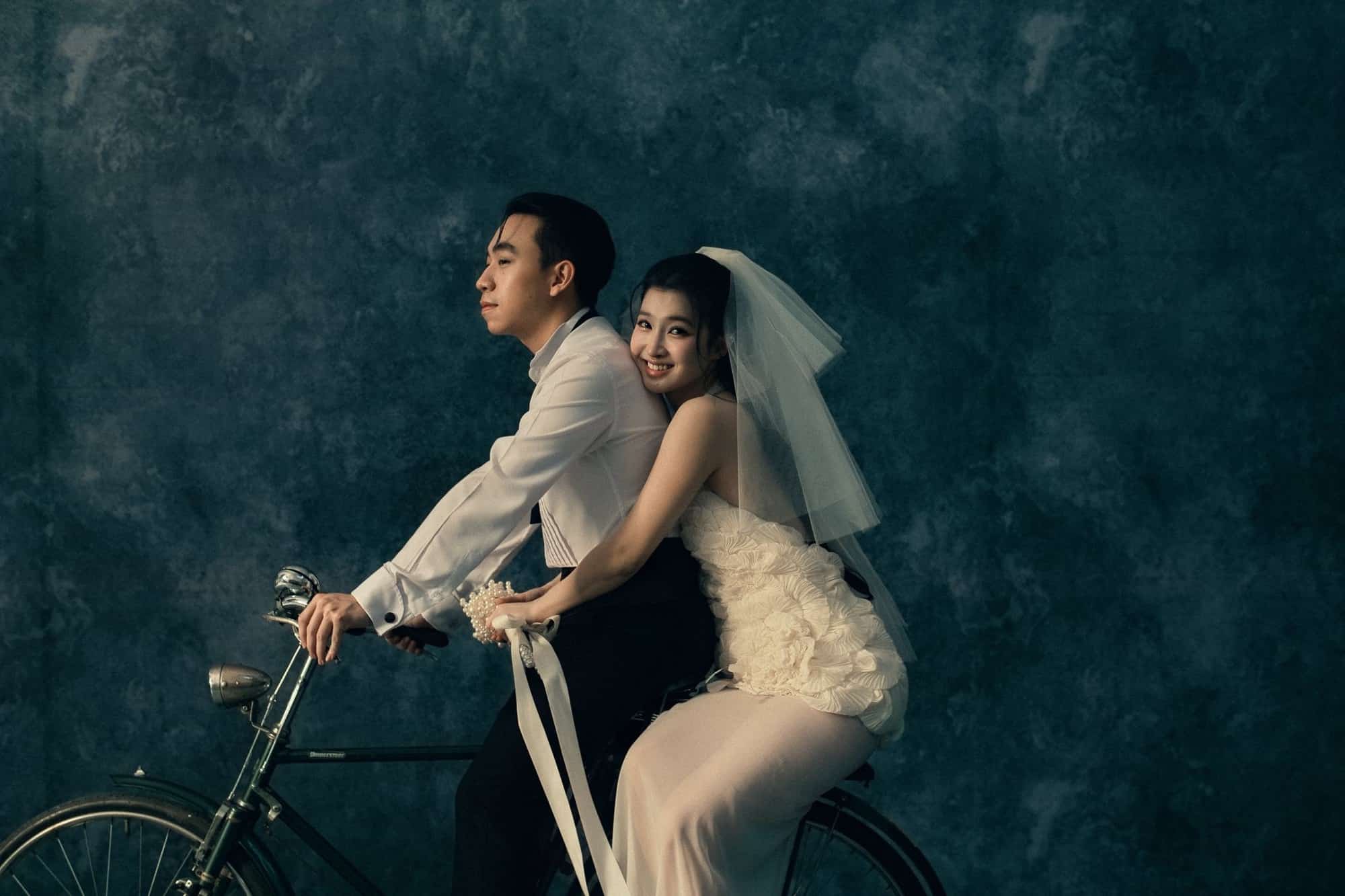 Cặp đôi thực hiện bộ ảnh cưới theo phong cách mới lạ (Ảnh: Antiantiart)