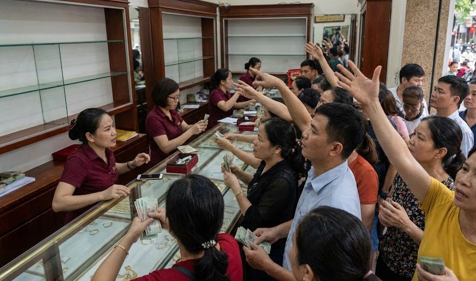 Người dân đổ xô đi giao dịch trong bối cảnh giá vàng tăng phi mã và nguồn cung vàng miếng bắt đầu khan hiếm - Ảnh minh họa