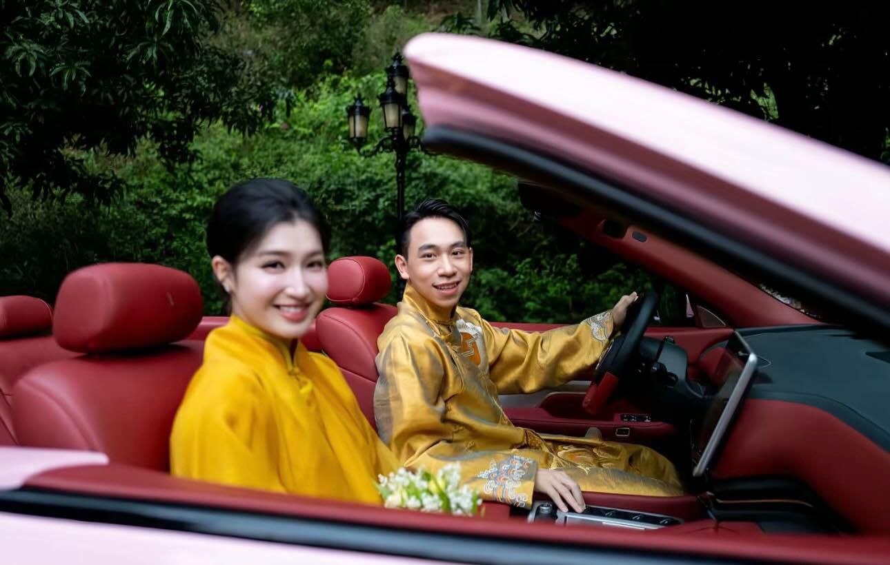 Chú rể Minh Hoàng rước dâu bằng xe mui trần màu hồng nổi bật. Ảnh chụp màn hình.