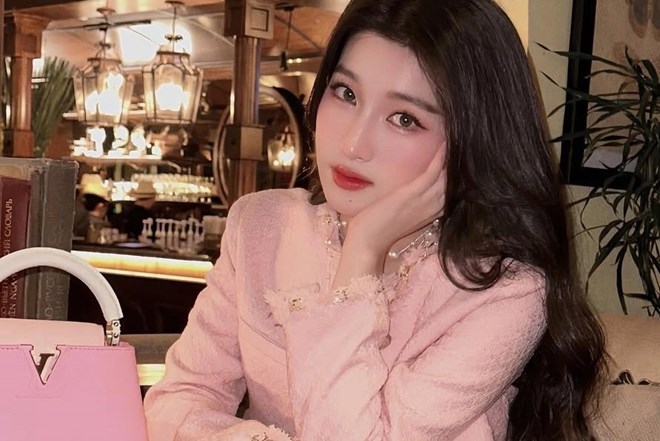 Á hậu Phương Nhi đeo túi xách giống sao quốc tế Lưu Diệc Phi, Triệu Lộ Tư