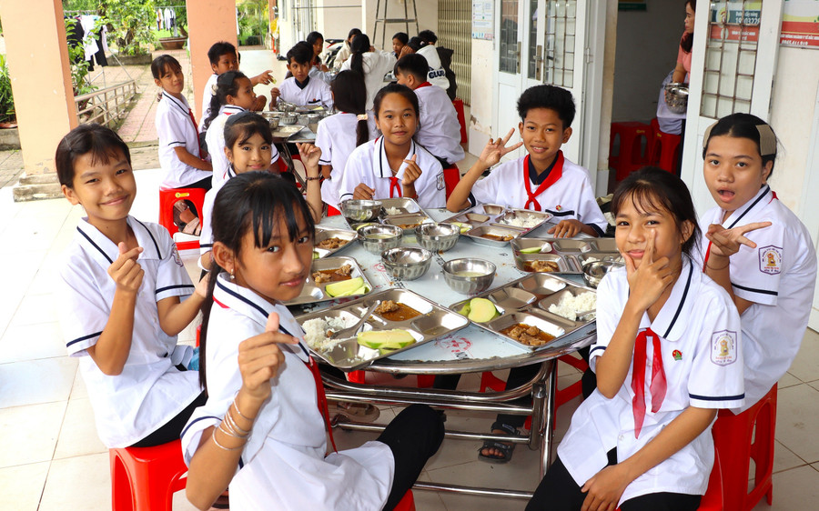 Bữa ăn bán trú tại Trường PTDTNT THCS Danh Thị Tươi. Ảnh: QM