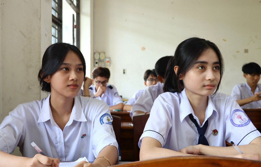 Học sinh Trường PTDTNT Cà Mau chăm chú nghe giáo viên giảng bài. Ảnh: QM chiec-noi-dao-tao-nhan-luc-chat-luong-cao-5.jpg