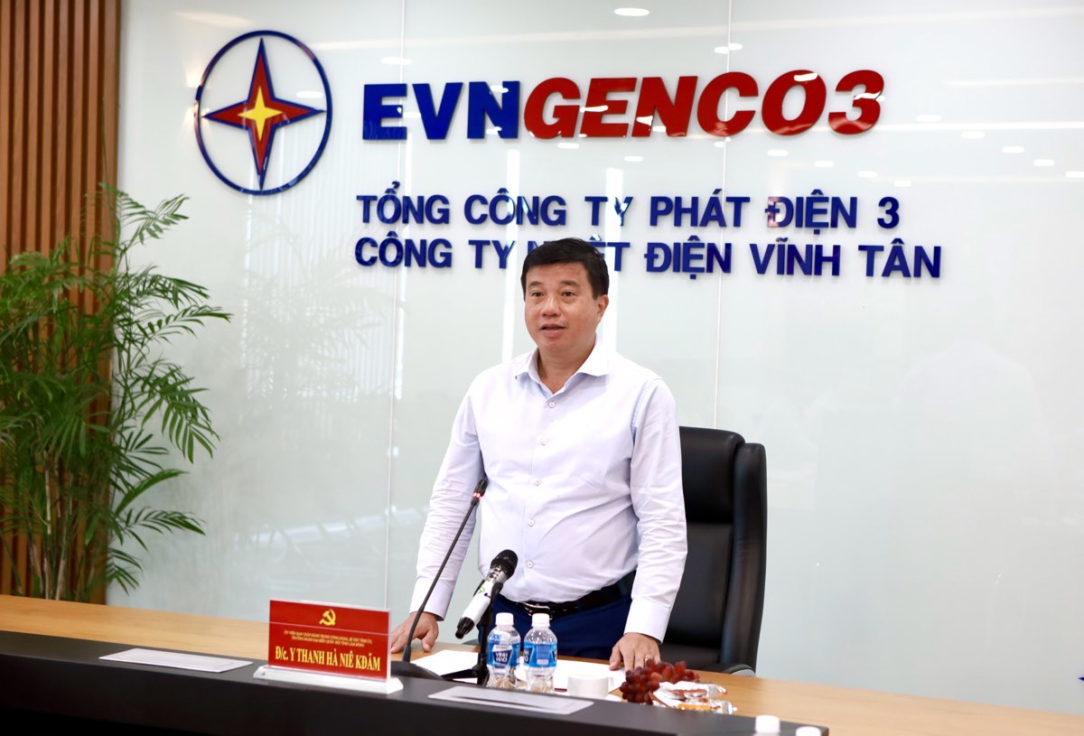 Bí thư Tỉnh ủy Y Thanh Hà Niê Kđăm chúc tết tại Trung tâm Nhiệt điện Vĩnh Tân và nhấn mạnh công tác chăm lo người lao động. Ảnh: Duy Tuấn