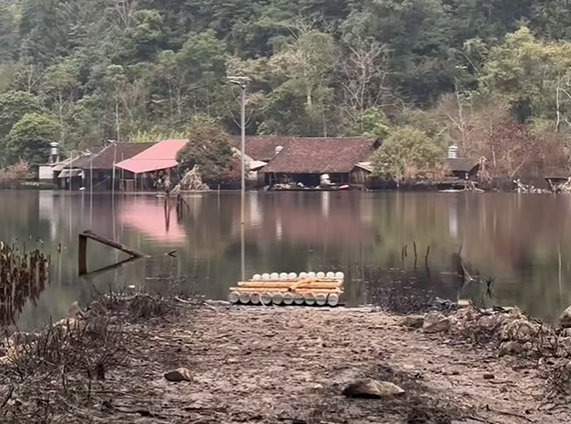 Theo Chủ tịch UBND xã Quảng Uyên việc phun thuốc khử khuẩn sau khi lũ rút cũng chưa được thực hiện bởi trời đang mưa phùn, thuốc sẽ mất tác dụng khi phun. Ảnh: Nông Hương